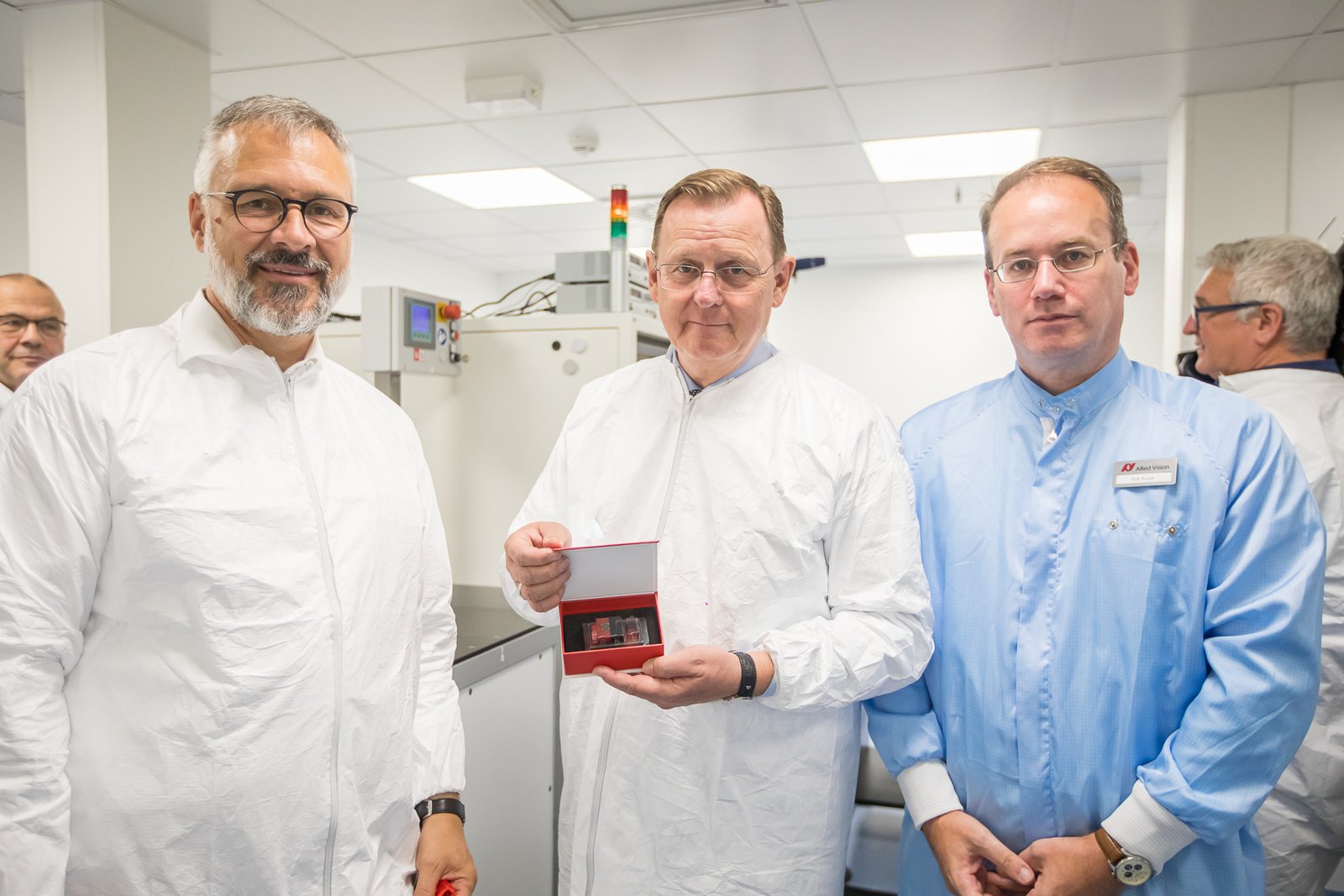 Andreas Gerk (CEO, left) and Erik Busse (Global Manufacturing Engineer, right) offer Prime Minister Ramelow the first serial production Alvium camera