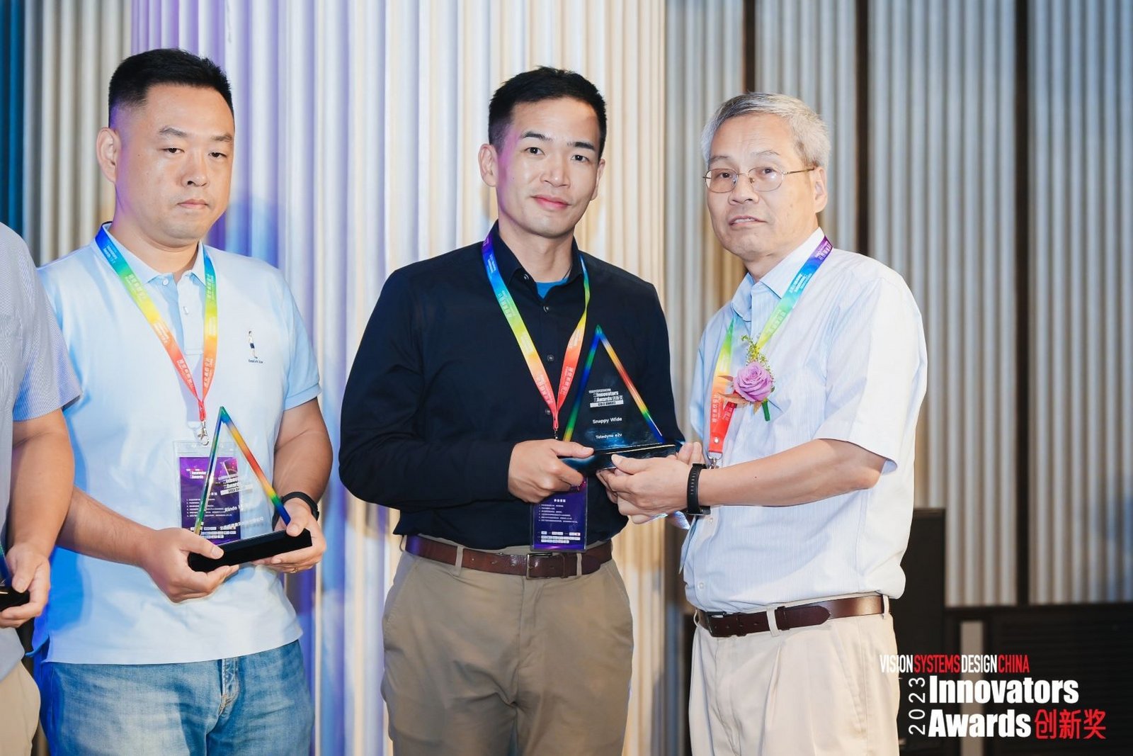 [Translate to Chinese:] At the Vision System Design China Innovators Gold Award Ceremony, Tom Huang, General Manager APAC at Allied Vision, receives the award for Allied Vision (in the middle).